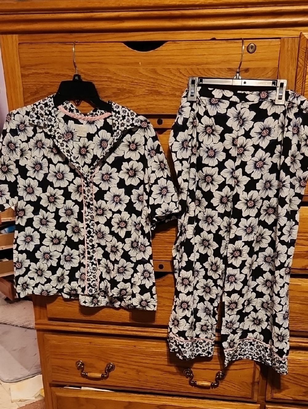 Kate Spade New York Floral “Hollyhock” PJ Set Short Sleeved & Capri Size Xl